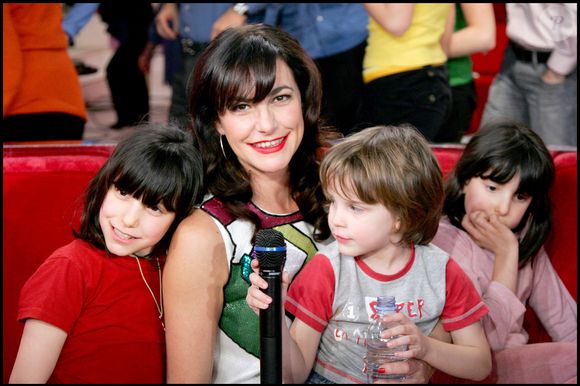 Lio et ses enfants Léa, Garance et Diego lors de l'émission "Vivement dimanche" consacrée aux chansons des années 80.