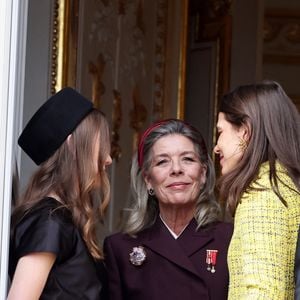 La princesse Alexandra de Hanovre, La princesse Caroline de Hanovre, Charlotte Casiraghi - La famille princière de Monaco au balcon du palais, à l'occasion de la Fête Nationale de Monaco, le 19 novembre 2025. © Dominique Jacovides/Bestimage