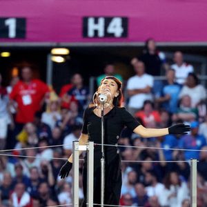 Il s'agit de la chanteuse Zaz !

Zaz - Cérémonie d'ouverture de la Coupe du Monde de Rugby France 2023 avant le match de la Poule A entre la France et la Nouvelle-Zélande au Stade de France à Saint-Denis le 8 septembre 2023. © Dominique Jacovides/Bestimage