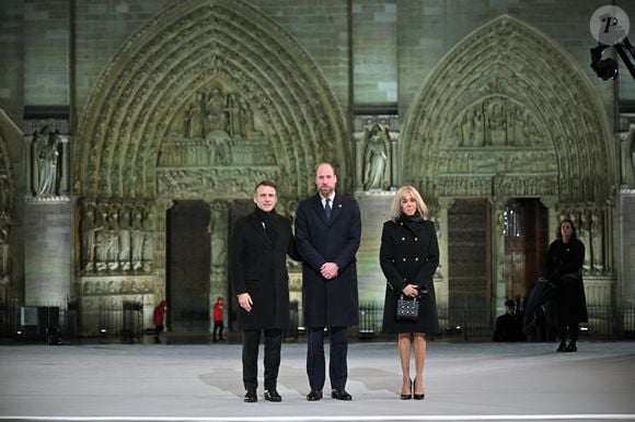 (De gauche à droite) Le président français, Emmanuel Macron, le prince britannique William, prince de Galles, et Brigitte Macron assistent à la cérémonie de bienvenue lors de la réouverture officielle de la cathédrale Notre-Dame de Paris, en France, le 7 décembre 2024, après plus de cinq ans de travaux de reconstruction à la suite de l'incendie d'avril 2019. Eliot Blondet/Pool/Bestimage