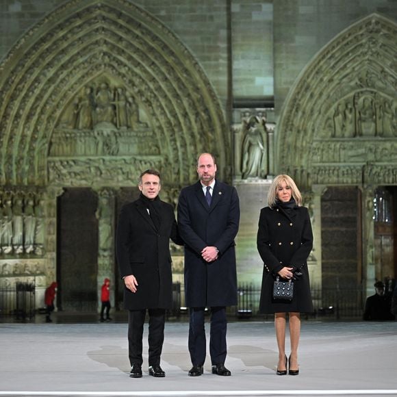 (De gauche à droite) Le président français, Emmanuel Macron, le prince britannique William, prince de Galles, et Brigitte Macron assistent à la cérémonie de bienvenue lors de la réouverture officielle de la cathédrale Notre-Dame de Paris, en France, le 7 décembre 2024, après plus de cinq ans de travaux de reconstruction à la suite de l'incendie d'avril 2019. Eliot Blondet/Pool/Bestimage