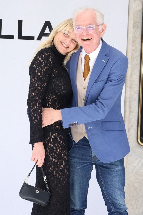 Mac Lesggy et Carole au défilé Haute Couture Automne/Hiver 2025/2026 de Stéphane Rolland, lors de la Fashion Week de Paris, le 8 juillet 2025. Photo : Jerome Domine/ABACAPRESS.COM