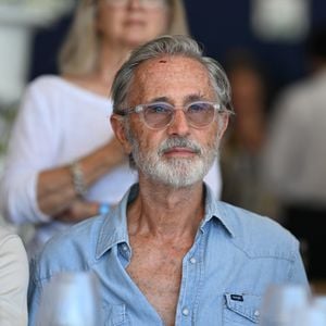 Thierry Lhermitte dans l’espace VIP “le Pavillon Eiffel,” lors de la 12ème édition Longines Paris Eiffel Jumping au pied de la Tour Eiffel sur le Champ-de-Mars à Paris, France le 21 juin 2026
© Perusseau / Veeren / Bestimage