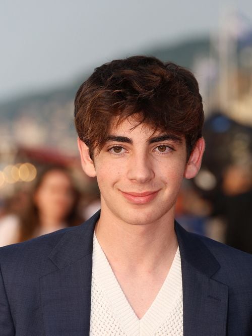 Grande première pour Léon Hesby : le fils de Patrick Bruel et Amanda Sthers s’apprête à franchir une nouvelle étape de sa carrière
