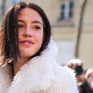 Depuis, c'est visiblement toujours l'amour fou entre eux 

Adele Exarchopoulos participe au défilé Courrèges Womenswear Automne/Hiver 2025-2026 dans le cadre de la Fashion Week de Paris le 5 mars 2025 à Paris, en France. © Photo de Lucia Sabatelli