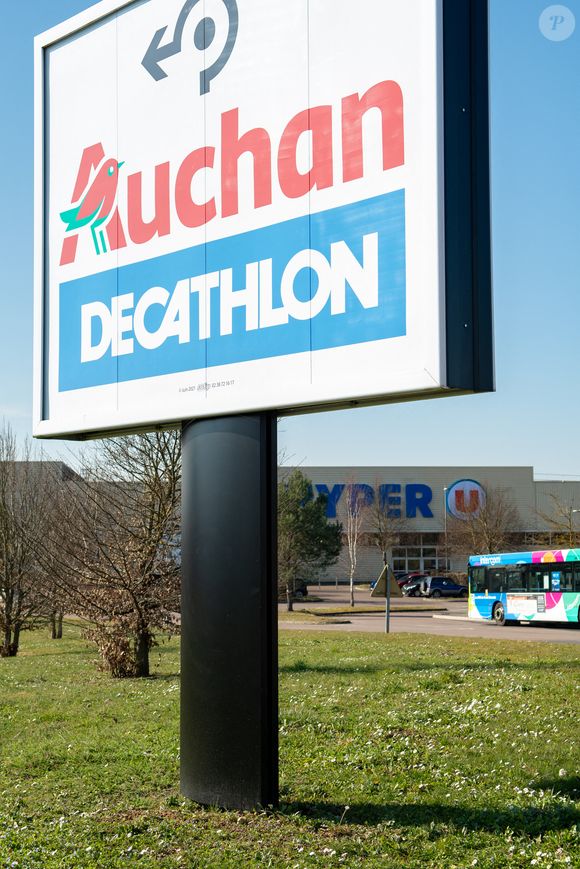 Après 27 ans, Schiever se sépare d'Auchan, une décision motivée par les difficultés financières du géant. Annoncé en mars 2024, ce divorce avait jeté le doute sur l'avenir des magasins. Neuf mois plus tard, le mystère est levé : depuis le 5 mars, 15 magasins se relancent sous les couleurs de la Coopérative U. In Sens dans l'Yonne, , France le 3 mars 2025. Photo par Helder Januario/ABACAPRESS.COM