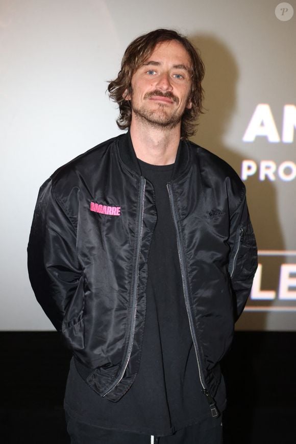 Il a toujours cherché à construire sa carrière sans utiliser la notoriété de ses parents.

Le réalisateur Julien Royal (Julien Hollande) - Première du film "Bagarre" au cinéma CGR Villenave d'Ornon en Gironde le 29 mars 2026. © Jean-Marc Lhomer/Bestimage