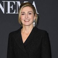 Julie Gayet resplendissante avec un autre grand nom féminin, Niels Schneider méconnaissable