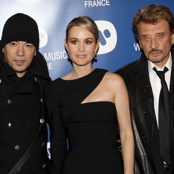En France, à Paris, Pascal Obispo, Johnny Hallyday et sa femme Laeticia lors de la soirée de Noël de Warner Music le 20 décembre 2007.
© Christophe Aubert via Bestimage
