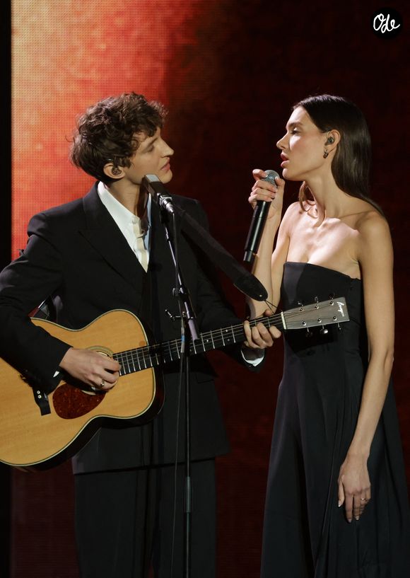 Entre une séance de lecture et des baignades sur des plages préservées, le couple semble avoir adopté à la lettre la devise de la légende du post :

Aliocha Schneider et sa compagne Charlotte Cardin - Cérémonie de la 40ème édition des Victoires de la Musique à la Seine Musicale à Boulogne-Billancourt, France, le 14 février 2025. © Coadic Guirec/Bestimage