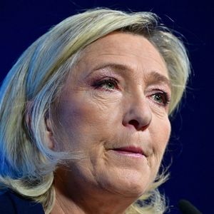 Marine Le Pen a appris la mort de son père dans des circonstances particulières
Marine Le Pen lors d'un meeting à Etrepagny
© Christian Liewig / Bestimage