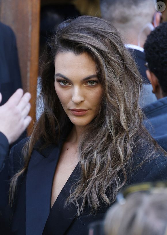 Entourée d'amour par son Leonardo DiCaprio, la mannequin semble n'avoir jamais été aussi épanouie.

Vittoria Ceretti - Arrivées au défilé Balenciaga Collection Haute Couture Automne/Hiver 2025-2026 lors de la Fashion Week de Paris (PFW), le 9 juillet 2025. 
© Denis Guignebourg / Bestimage
