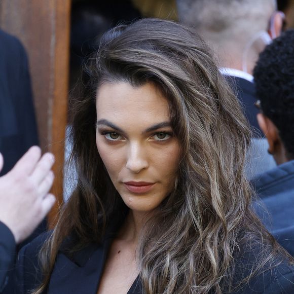 Entourée d'amour par son Leonardo DiCaprio, la mannequin semble n'avoir jamais été aussi épanouie.

Vittoria Ceretti - Arrivées au défilé Balenciaga Collection Haute Couture Automne/Hiver 2025-2026 lors de la Fashion Week de Paris (PFW), le 9 juillet 2025. 
© Denis Guignebourg / Bestimage