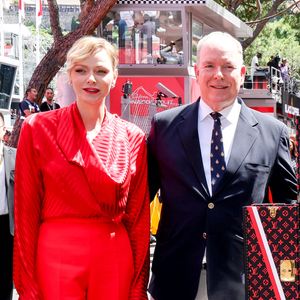 Sur les photos disponible sur ce site, on pouvait voir Albert lors de cet exposé scolaire ainsi que les jumeaux dans d'adorables uniformes rouges

Le prince Albert II de Monaco et la princesse Charlène de Monaco lors du Grand Prix de Formule 1 (F1) de Monaco, le 25 mai 2025. © Claudia Albuquerque/Bestimage