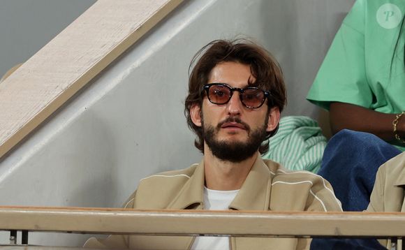 Pierre Niney en tribunes lors des Internationaux de France de Tennis de Roland Garros 2025, à Paris, France, le 6 juin 2025. © Jacovides-Moreau/Bestimage
