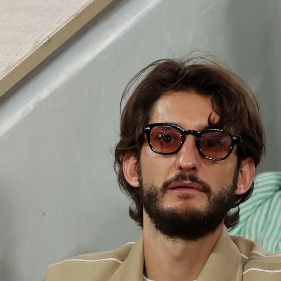 Pierre Niney en tribunes lors des Internationaux de France de Tennis de Roland Garros 2025, à Paris, France, le 6 juin 2025. © Jacovides-Moreau/Bestimage