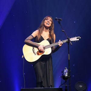 C'est pourquoi lors de la quatrième édition des Nocturnes de la Villa Ephrussi de Rothschild, Lynda Lemay et Jean-Felix Lalanne seront accompagnés de leur seule guitare. Une simplicité qui renforce son interprétation, a-t-elle estimé.
Lynda Lemay en concert à l'Olympia à Paris, le 24 Septembre 2024.
© Bertrand Rindoff / Bestimage