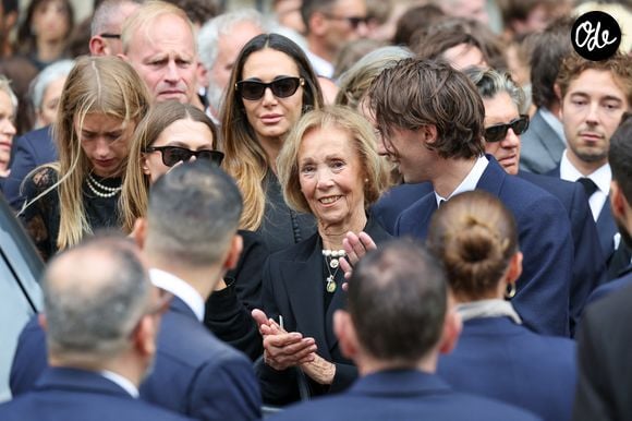 Héloïse Agostinelli, Carlo Agostinelli, les enfants de la défunte, entourent leur grand-mère, Françoise Dufour - Sortie des obsèques de Mathilde Favier en l'église Saint-Sulpice à Paris le 31 aout 2026. © Dominique Jacovides-Cyril Moreau/Bestimage