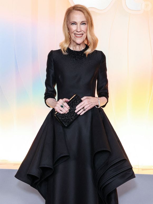 La comédienne avait également marqué les esprits dans l'univers de Tim Burton avec le film "Beetlejuice".

Catherine O'Hara arrive à la 77e soirée annuelle des Primetime Emmy Awards organisée par Apple TV+ à Ysabel le 14 septembre 2025 à West Hollywood, Los Angeles, Californie, États-Unis. Photo par Xavier Collin/Image Press Agency/ABACAPRESS.COM