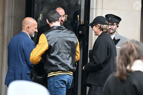 Louis Sarkozy et Pierre Sarkozy - La famille Sarkozy réunie au restaurant du "Four Seasons Hôtel George V" pour l'anniversaire de Giulia Sarkozy (14 ans) à Paris, France, le 19 octobre 2025. Nicolas profite au maximum de ses derniers jours de liberté avant son incarcération à la prison de la Santé mardi 21 octobre. © Bestimage