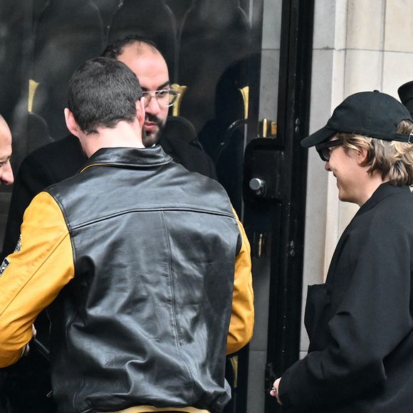 Louis Sarkozy et Pierre Sarkozy - La famille Sarkozy réunie au restaurant du "Four Seasons Hôtel George V" pour l'anniversaire de Giulia Sarkozy (14 ans) à Paris, France, le 19 octobre 2025. Nicolas profite au maximum de ses derniers jours de liberté avant son incarcération à la prison de la Santé mardi 21 octobre. © Bestimage
