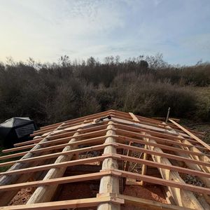 Vianney a terminé la construction de sa cabane en bois en pleine forêt et montre le résultat sur Instagram le 12 avril 2026.
