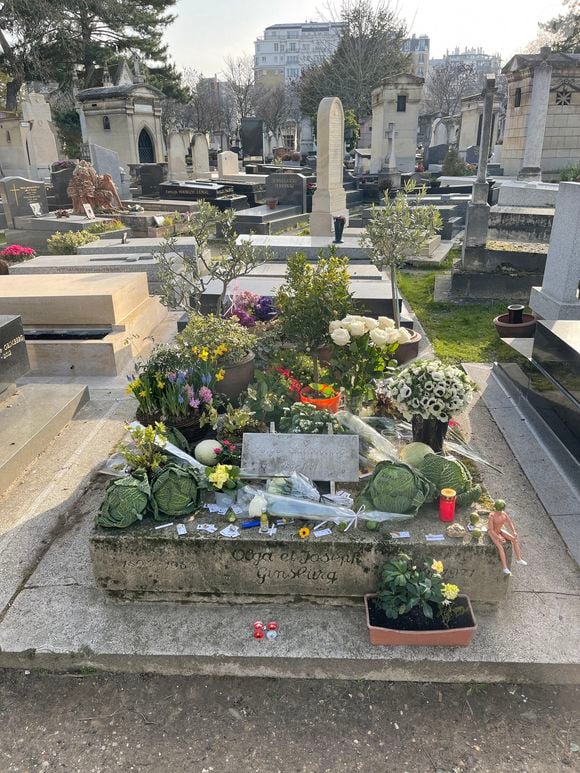 Serge Gainsbourg est enterré au cimetière de Montparnasse

Illustration de la tombe de Serge Gainsbourg au cimetière du Montparnasse dans le 14ème arrondissement de Paris lors du 30ème anniversaire de sa mort, à Paris, France, le 2 mars 2021. © Christophe Clovis/Bestimage