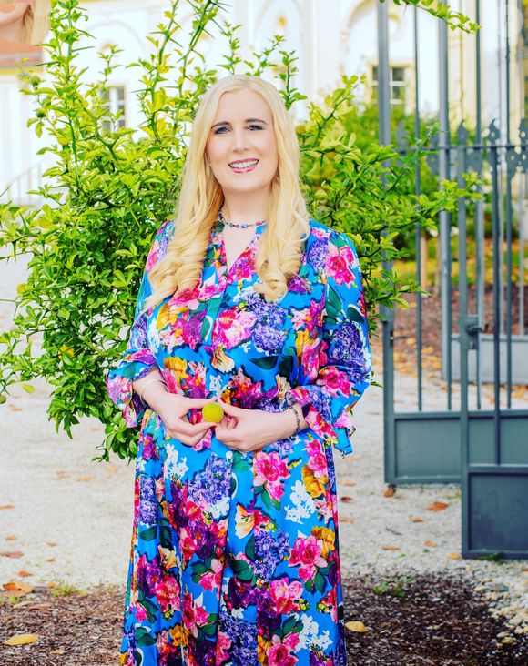"Chers concitoyens de Leonberg, je vous écris aujourd’hui le cœur lourd", a-t-elle confié sur Instagram le 25 juin 2025 avant de préciser que le prince était "décédé subitement d’une crise cardiaque".


La princesse Josefa de Hohenzollern le 11 mars 2025 © Instagram