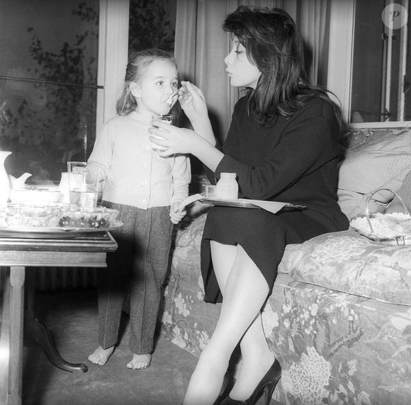 La chanteuse et actrice française Juliette Greco avec sa fille Laurence (Laurence-Marie Lemaire) dégustant un yaourt. Photo par Stanley Devon/Sunday Graphic/News Licensing/ABACAPRESS.COM