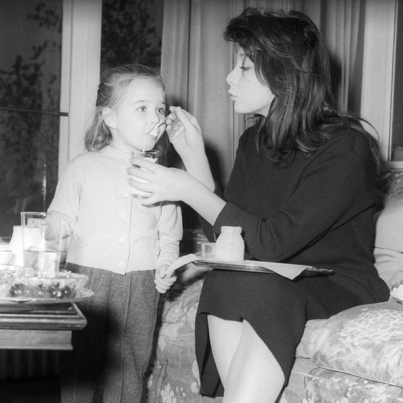 La chanteuse et actrice française Juliette Greco avec sa fille Laurence (Laurence-Marie Lemaire) dégustant un yaourt. Photo par Stanley Devon/Sunday Graphic/News Licensing/ABACAPRESS.COM