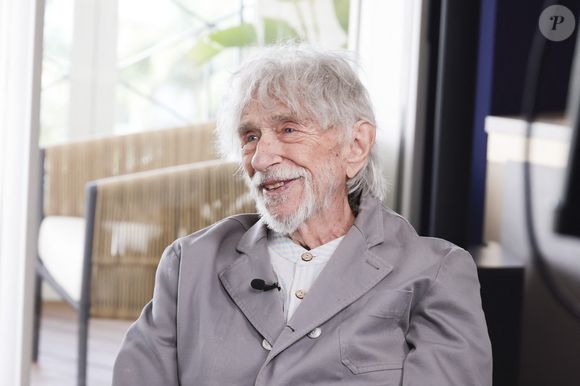 Exclusif - Augustin Trappenard interviewe Pierre Richard pour Brut lors du 78ème Festival International du Film de Cannes, au Palais des Festivals à Cannes, le 22 mai 2025. © Jack Tribeca/Bestimage