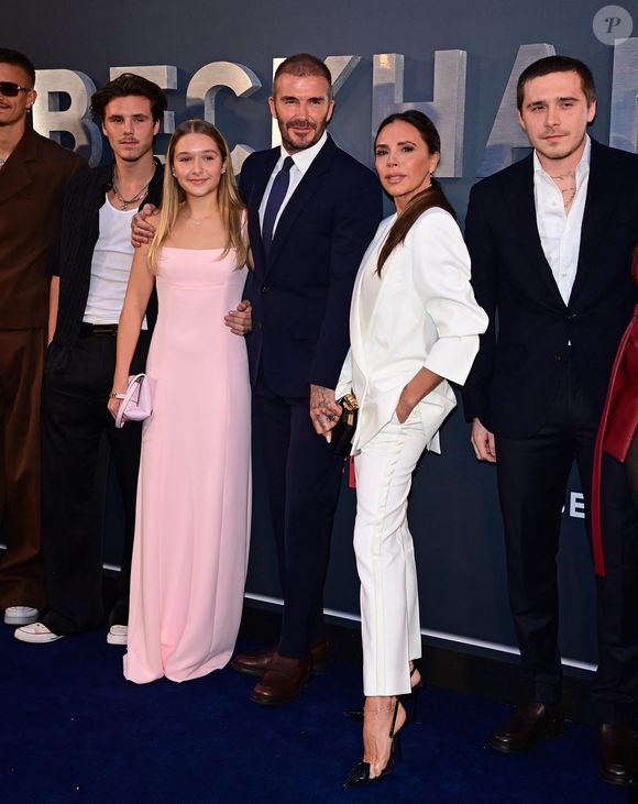 A la ville, les deux stars sont aussi sont aussi les heureux parents de quatre enfants : Brooklyn (1999), Roméo (2002), Cruz (2005) et Harper (2011). 

3 octobre 2023. La série documentaire de Netflix présente la première des épisodes 1 et 2 de BECKHAM(la famille au complet), au Cursor Mayfair, à Londres. ((Agence/Bestimage).