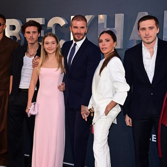A la ville, les deux stars sont aussi sont aussi les heureux parents de quatre enfants : Brooklyn (1999), Roméo (2002), Cruz (2005) et Harper (2011). 

3 octobre 2023. La série documentaire de Netflix présente la première des épisodes 1 et 2 de BECKHAM(la famille au complet), au Cursor Mayfair, à Londres. ((Agence/Bestimage).