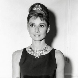 Située à Tolochenaz, près de Lausanne, la demeure est entourée d'un parc de 16 000 m².

Archives diverses - Audrey Hepburn, James Bond.