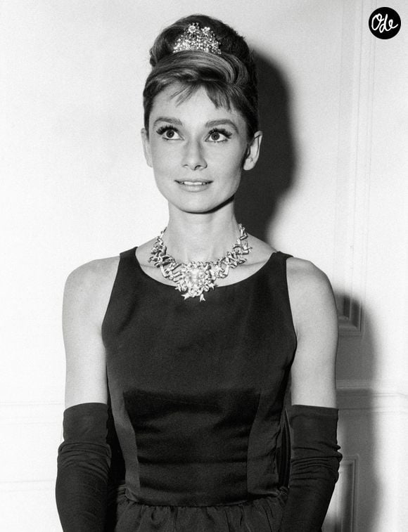 Située à Tolochenaz, près de Lausanne, la demeure est entourée d'un parc de 16 000 m².

Archives diverses - Audrey Hepburn, James Bond.