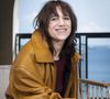 Elle dévoile son arrivée à New York et son enthousiasme d’y être.

Photocall Kering Women in Motion Talk avec Charlotte Gainsbourg à l'hôtel Majestic lors du 78ème Festival International du Film de Cannes le 17 mai 2025.

© Olivier Borde / Bestimage