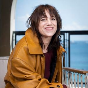 Elle dévoile son arrivée à New York et son enthousiasme d’y être.

Photocall Kering Women in Motion Talk avec Charlotte Gainsbourg à l'hôtel Majestic lors du 78ème Festival International du Film de Cannes le 17 mai 2025.

© Olivier Borde / Bestimage