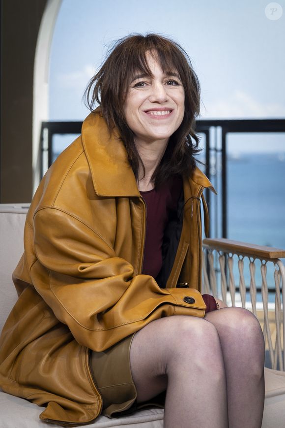 Elle dévoile son arrivée à New York et son enthousiasme d’y être.

Photocall Kering Women in Motion Talk avec Charlotte Gainsbourg à l'hôtel Majestic lors du 78ème Festival International du Film de Cannes le 17 mai 2025.

© Olivier Borde / Bestimage