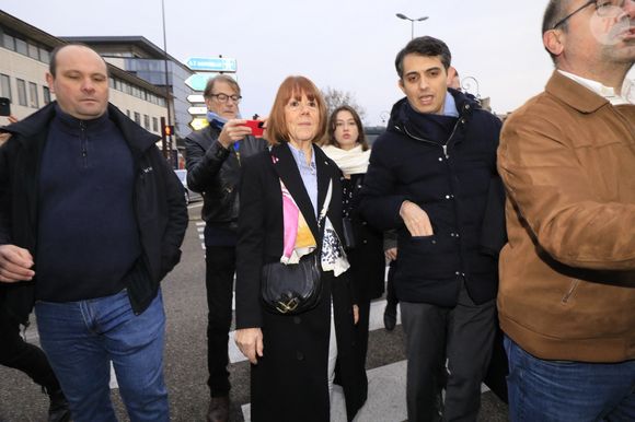 Gisèle Pelicot et son avocat, Stéphane Babonneau à leur arrivée au tribunal d'Avignon - Procès de l'ex-mari D.Pelicot, accusé de l'avoir droguée pendant près de dix ans et d'avoir invité des inconnus à la violer à leur domicile de Mazan, une petite ville du sud de la France, à Avignon le 19 décembre 2024. 2024. Un tribunal de la ville méridionale d'Avignon juge D.Pelicot, un retraité de 71 ans, pour avoir violé à plusieurs reprises et enrôlé des dizaines d'étrangers pour violer sa femme fortement sous sédatifs dans son propre lit pendant une décennie.© Franz Chavaroche / Bestimage