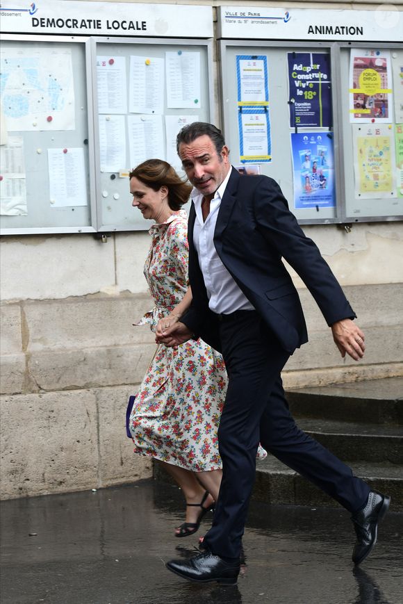 Nathalie Péchalat et son mari Jean Dujardin - Mariage de Claude Lelouch à la mairie du 18ème à Paris. Le 17 juin 2023
Agence / Bestimage