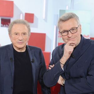 Michel Drucker et Laurent Ruquier lors de l'enregistrement de l'émission "Vivement dimanche" au studio Rive Gauche, présentée par M.Drucker avec une diffusion sur France 3 le 8 mars 2026, à Paris, France, le 25 février 2026. © Guillaume Gaffiot/Bestimage