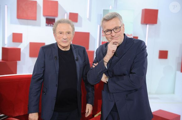 Michel Drucker et Laurent Ruquier lors de l'enregistrement de l'émission "Vivement dimanche" au studio Rive Gauche, présentée par M.Drucker avec une diffusion sur France 3 le 8 mars 2026, à Paris, France, le 25 février 2026. © Guillaume Gaffiot/Bestimage