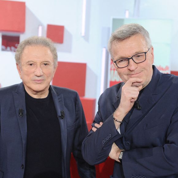 Michel Drucker et Laurent Ruquier lors de l'enregistrement de l'émission "Vivement dimanche" au studio Rive Gauche, présentée par M.Drucker avec une diffusion sur France 3 le 8 mars 2026, à Paris, France, le 25 février 2026. © Guillaume Gaffiot/Bestimage