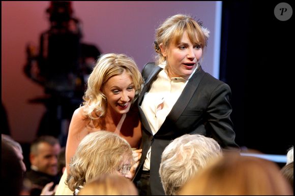 Ludivine Sagnier et Julie Depardieu à la 33ème cérémonie des César 2008 au Théâtre du Châtelet. Photo par Guillaume Gaffiot/Bestimage.