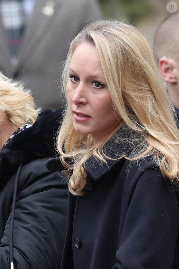 La famille parmi laquelle Marion Maréchal Le Pen s'y était opposée
Marion Marechal -  Arrivées à l'hommage à Jean-Marie Le Pen en l’église Notre-Dame du Val-de-Grâce à Paris le 16 janvier 2025.

© Cyril Moreau / Bestimage