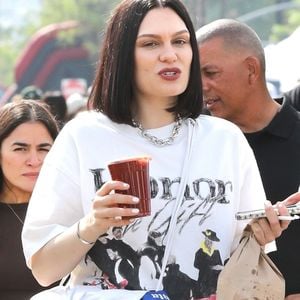 Exclusif - La chanteuse Jessie J est vue en train de profiter d'une sortie décontractée avec un ami alors qu'ils s'arrêtent au marché fermier pour prendre un café. Los Angeles, CA. © Backgrid USA / Bestimage