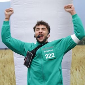 La vidéo avec Mike Horn, en cours de montage, est prévue pour la fin d'année.
La plus belle avenue du monde va célébrer la sortie de la saison 2 de Squid Game en revisitant l'une de ses épreuves mythiques, 1,2,3 Soleil, à laquelle participeront 423 heureux volontaires dont les influenceurs Inoxtag, Maghla, Nicotine et Just Riadh sur l'Avenue des Champs-Élysées, à Paris, France, le 1er décembre 2024. © Coadic Guirec/Bestimage