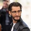 Soleil et piscine en pleine nature : incognito, Pierre Niney s’offre un séjour luxueux dans un minuscule village du sud de la France