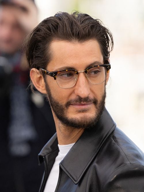 Soleil et piscine en pleine nature : incognito, Pierre Niney s’offre un séjour luxueux dans un minuscule village du sud de la France