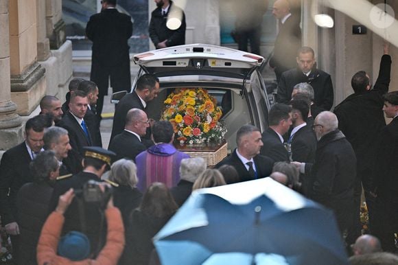 Cercueil arrivant à l'église Notre-Dame de l'Assomption, pour la cérémonie funéraire de l'actrice française Brigitte Bardot, à Saint-Tropez, dans le sud-est de la France, le 7 janvier 2026. Photo par Julien Reynaud/APS-Medias/ABACAPRESS.COM